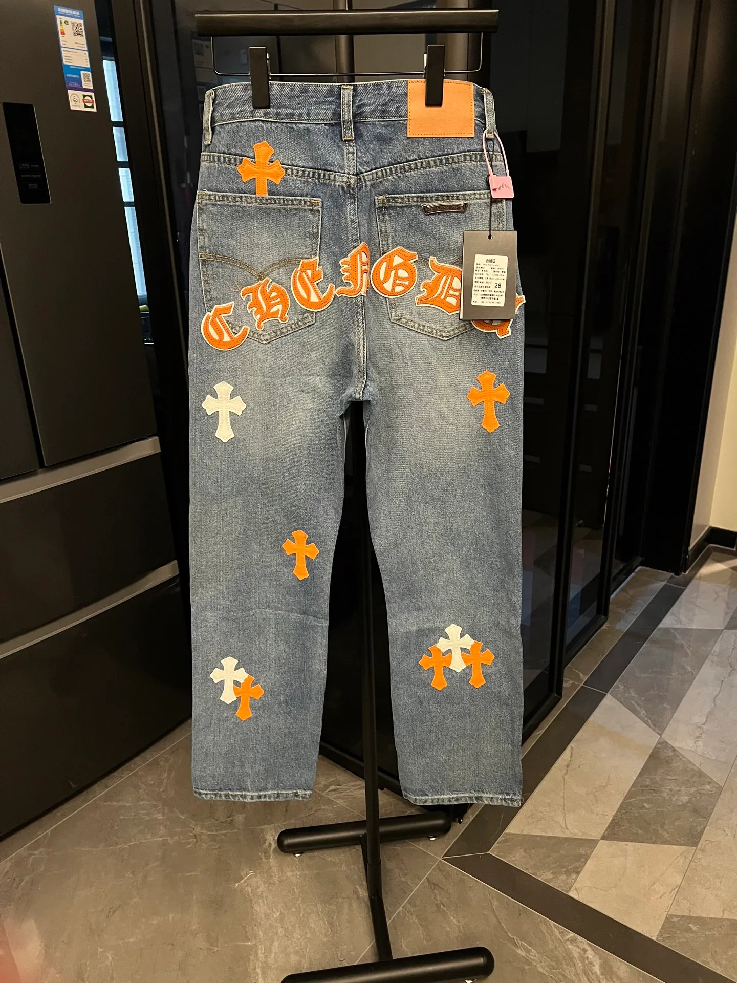 P260 [Next day] Chrome Hearts/Chrome Hearts 25FW CH Overseas Customized Limited Series Sanskrit Cross Patch Leather Jeans (Blue) Blue and Orange Color - Customized Limited Edition Fashion players, Chrome Hearts limited edition jeans are now available!  The unique color scheme is like the intertwining of vitality and romance of Hong Kong. The three-dimensional letters between the hips seem to tell the story of the city. The customized hardware, the three-dimensional and thick cross stamens, and the hand-cut leather washers make the details full of luxury.  Handcrafted and made of environmentally friendly materials, comfort and quality coexist. Owning it is not only an outfit, but also a status symbol. Globally limited edition, don’t miss it. Look for the exact version.  Size: 28 30 32 34 (corresponding to s-xl) Detailed size can be found in Figure 9